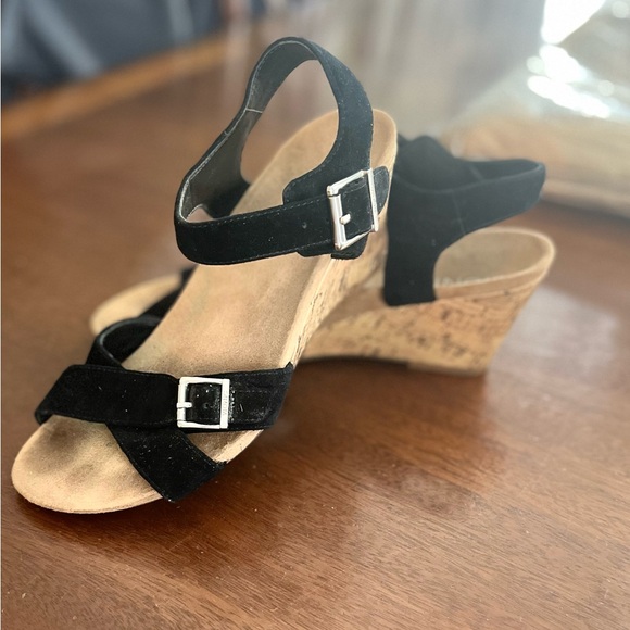 Vionic ANKA Black Suede Sandals with Silver Buckles EUC - Picture 2 of 9